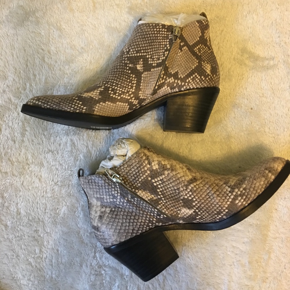 🎉ONE DAY SALE!🎉 Dolce Vita Elza Booties